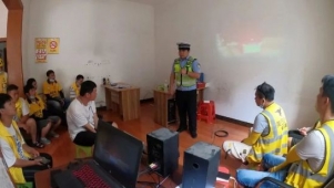 交警进外卖企业为骑手上安全警示课